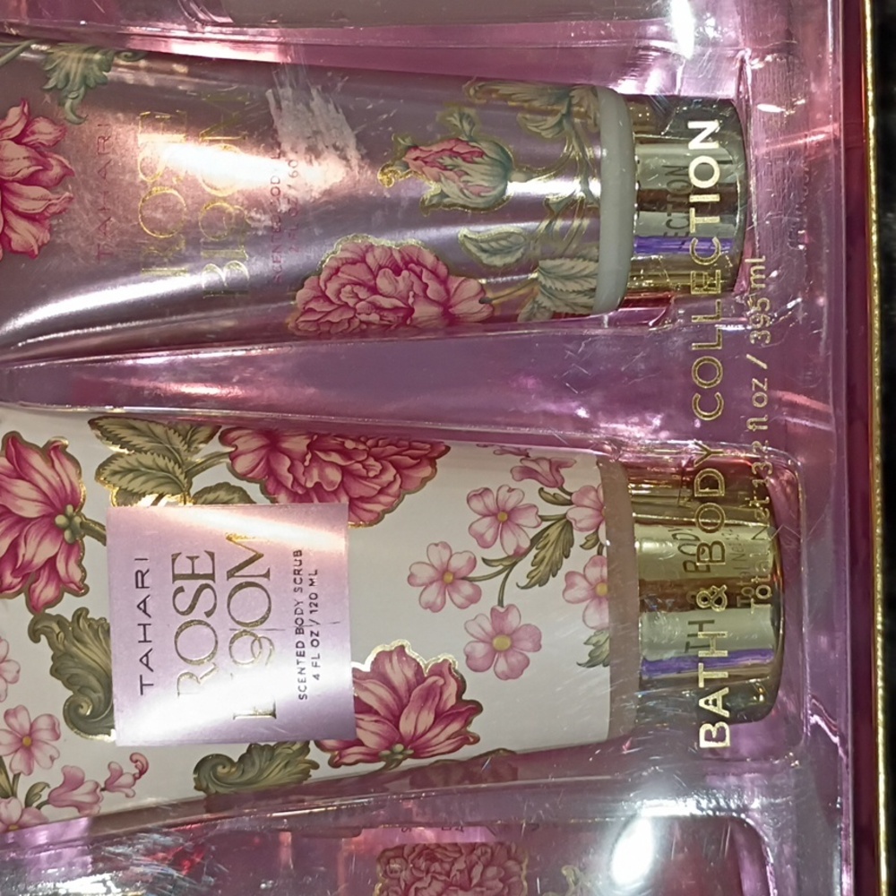 Tahari, NIB, Rose Bloom, Bath & Body Collection, 4 PIECE SET - Picture 5 of 8